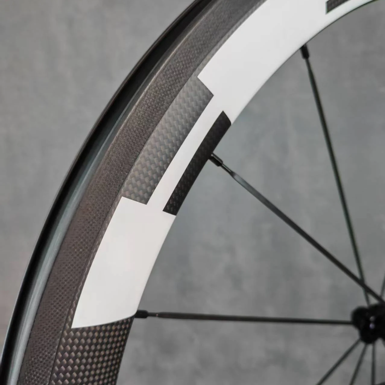 Koła karbonowe 700C do roweru szosowego, hamulce V-Brake, wysokość obręczy 50/60mm, szerokość 25mm, opona clincher, wykończenie 3k matowe/błyszczące, piasta R13, 11-12 biegów, możliwość personalizacji logo. — zdjęcie 4