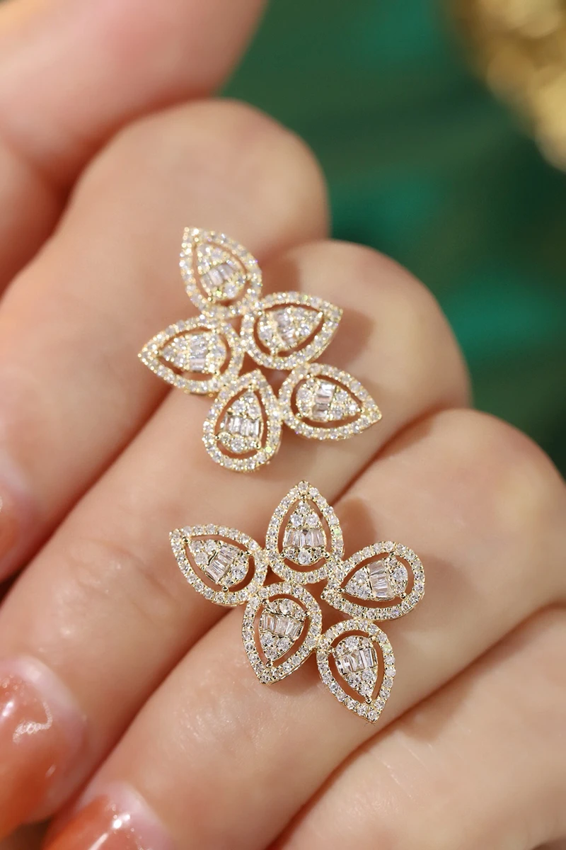 LUOWEND 100% 18K Yellow Gold Earrings Romantic Style 0.90carat Real Natural Diamond Stud Earrings for Women High Wedding Jewelry