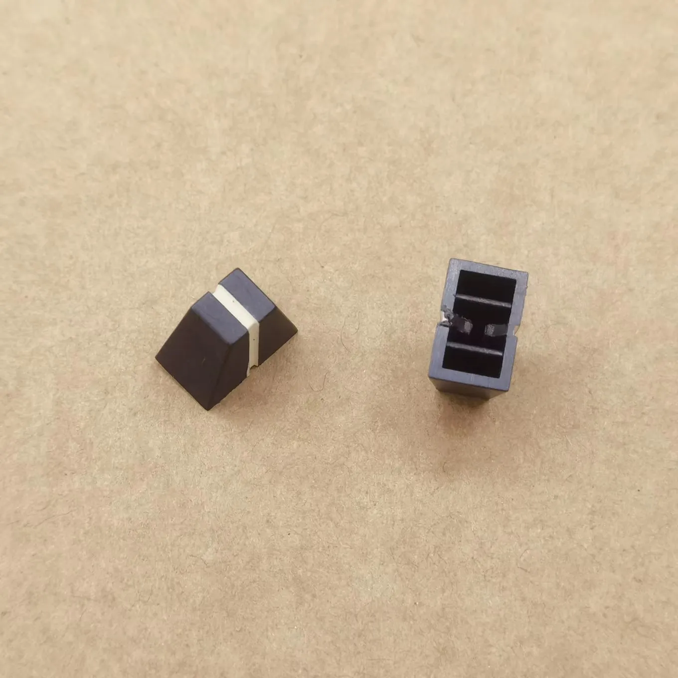 Original Neu 100% Gerader Schiebepotentiometer-Knopf, Fader-Konsole 4MM Schwarz Turmtyp (Schalter) – Detail 2