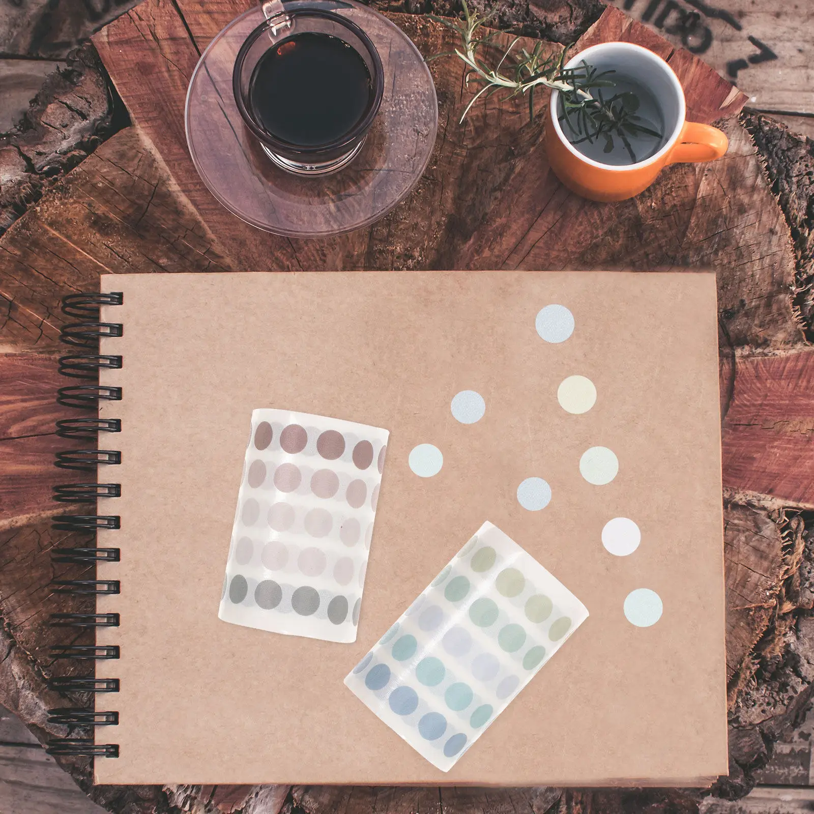 

2 рулона цветных наклеек с точками, изысканный дизайн, четкая печать, легко клеятся, декоративные наклейки для упаковки подарков и канцелярских товаров