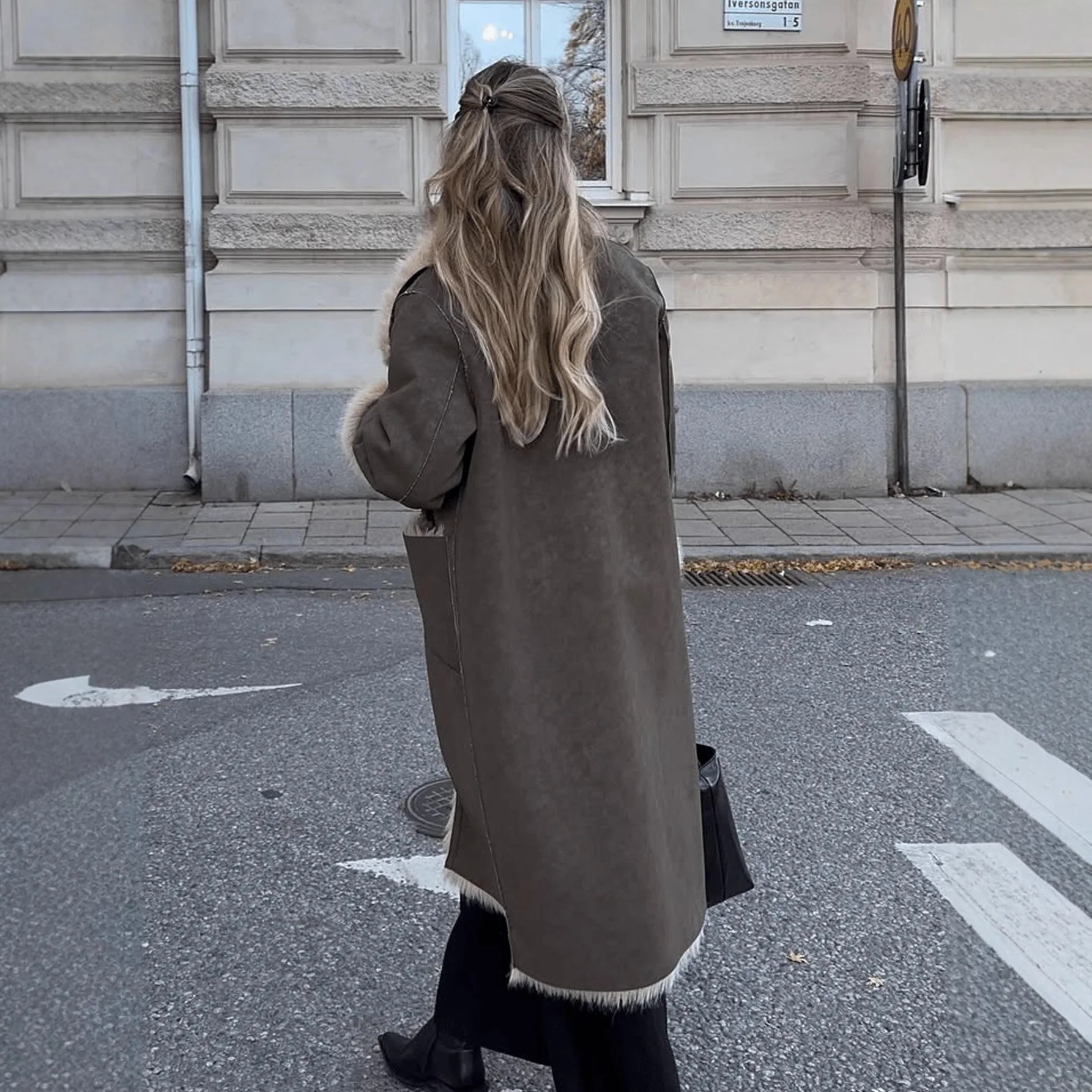 أنيقة فو الفراء المرأة سترة طويلة موضة سميكة بدوره إلى أسفل طوق طويلة الأكمام معطف الإناث 2025 الخريف الشتاء معطف السيدات