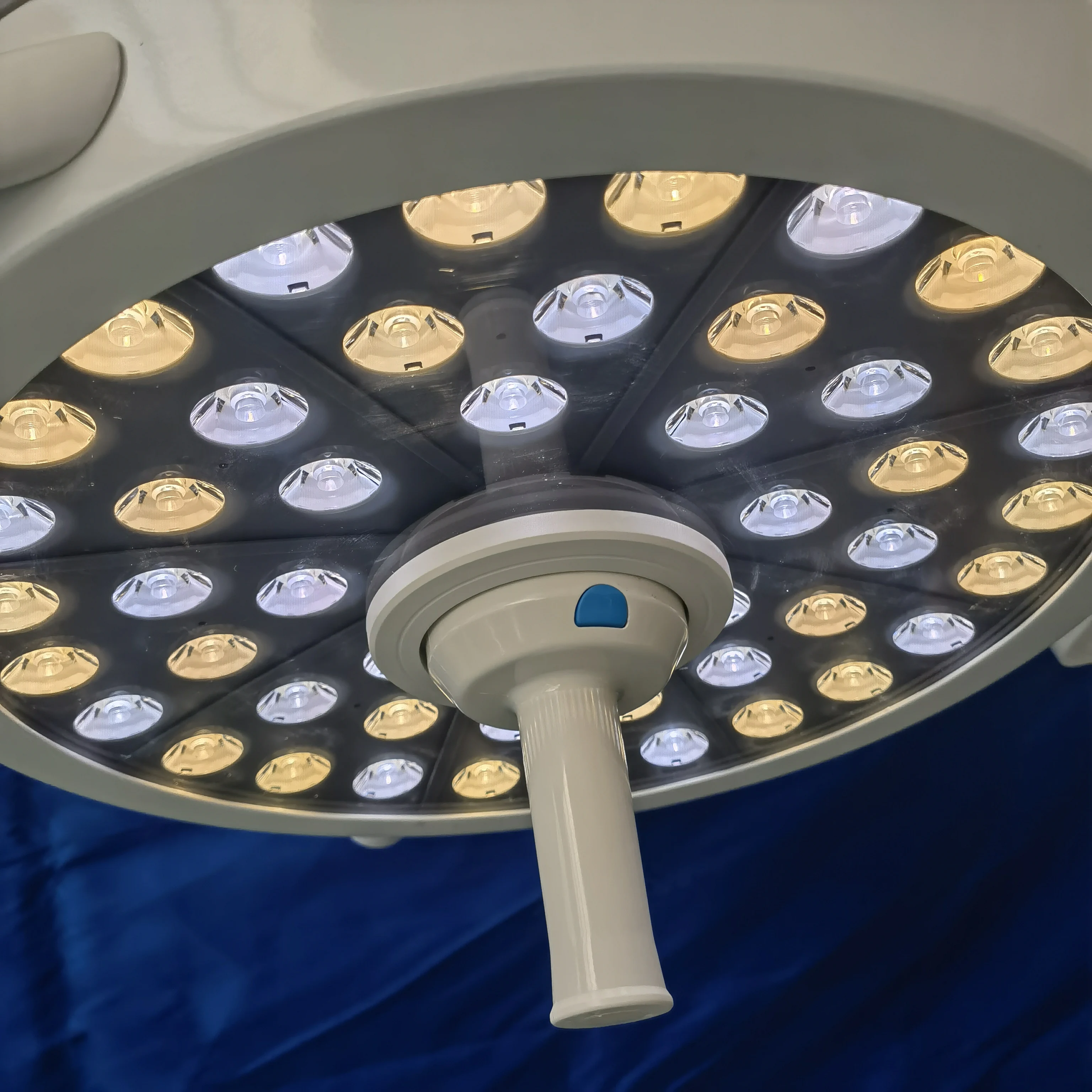 700W Veterinary LED Lamp for Beauty Salon Surgery New Shadowless Cold Warm Light Effect for Dental Chair and Surgical Lighting