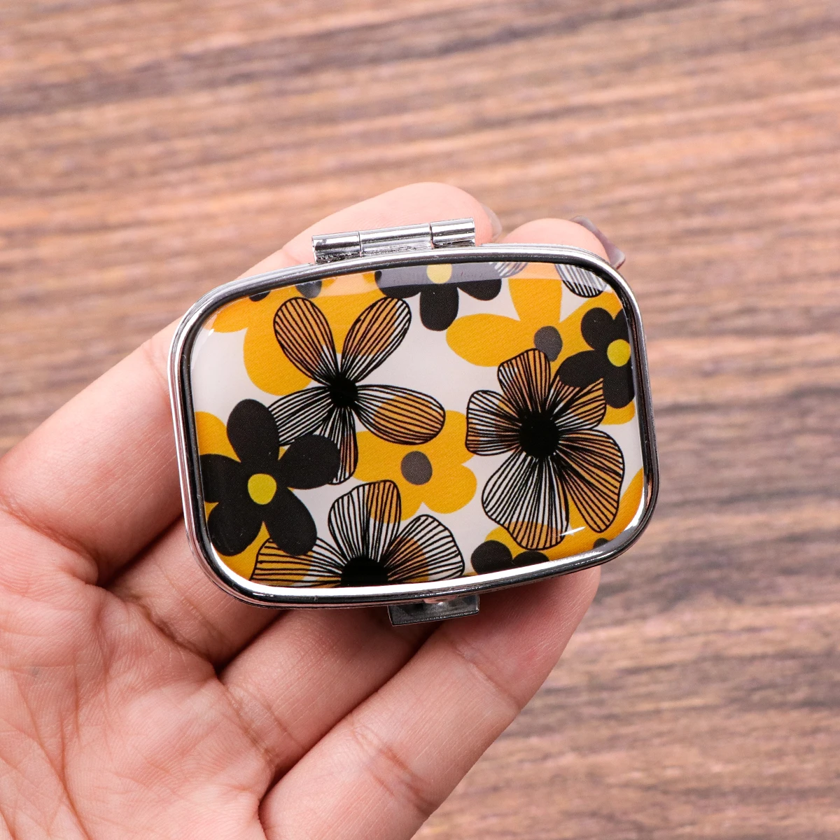 Charming Flowers Daisy Metal Medicine Box with 2 Compartments Portable Travel Sealed Small Pill Organizer Container Storage