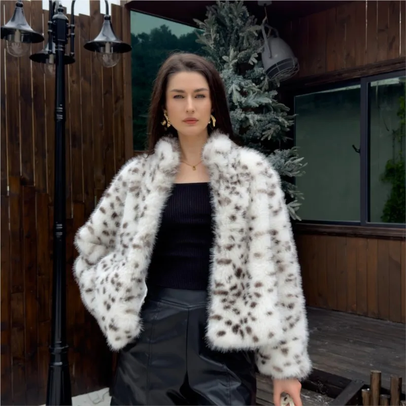 

A new pure white short stand-up collar mixed fur coat for women imitating