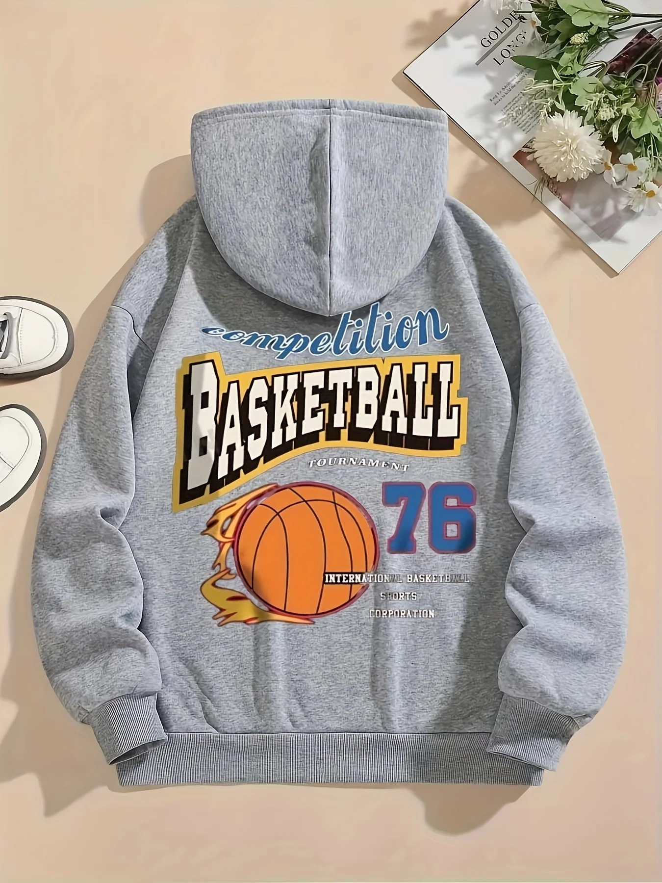 Sporty-style men's loose-fitting hooded shirt with retro contrasting-font basketball competition-themed print pullover shirt