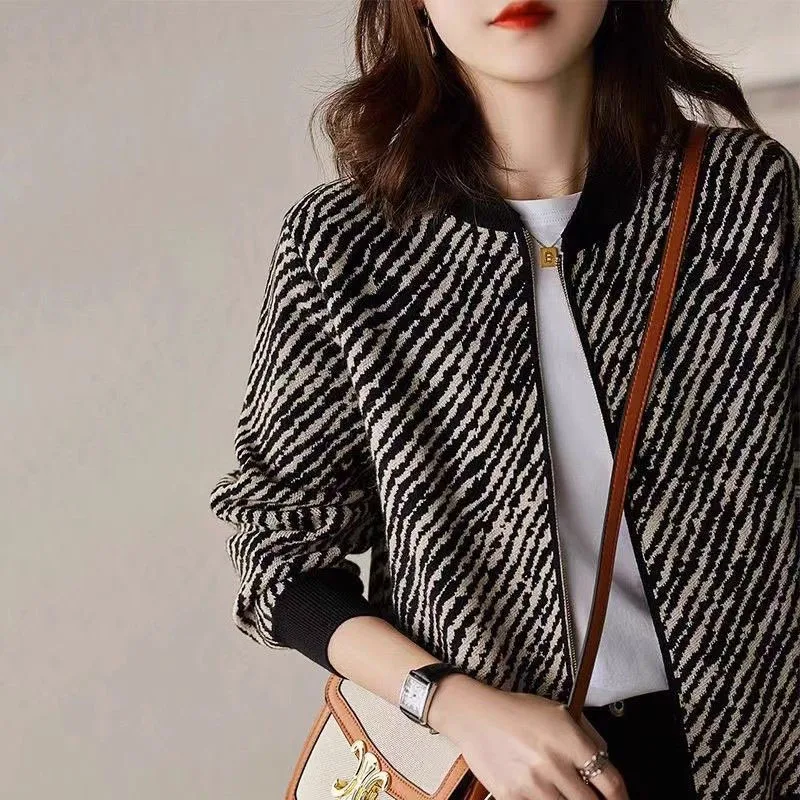 New Autumn Fashion Trend Stripe Round Neck Knitted Cardigan Loose and Versatile, Slim and Age Reducing Women\'s Long Sleeve Coat