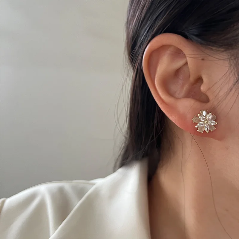 Crystal Flower Earrings for Women's Winter Style Cool Design New Trend in 2024