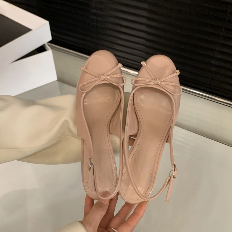 Luxuriöse Designer-Damenschuhe aus Metall: Modische High Heels mit offenem Absatz, Stiletto-Sandalen im neuen Frühlingsstil, Slip-on-Schnallenschuhe