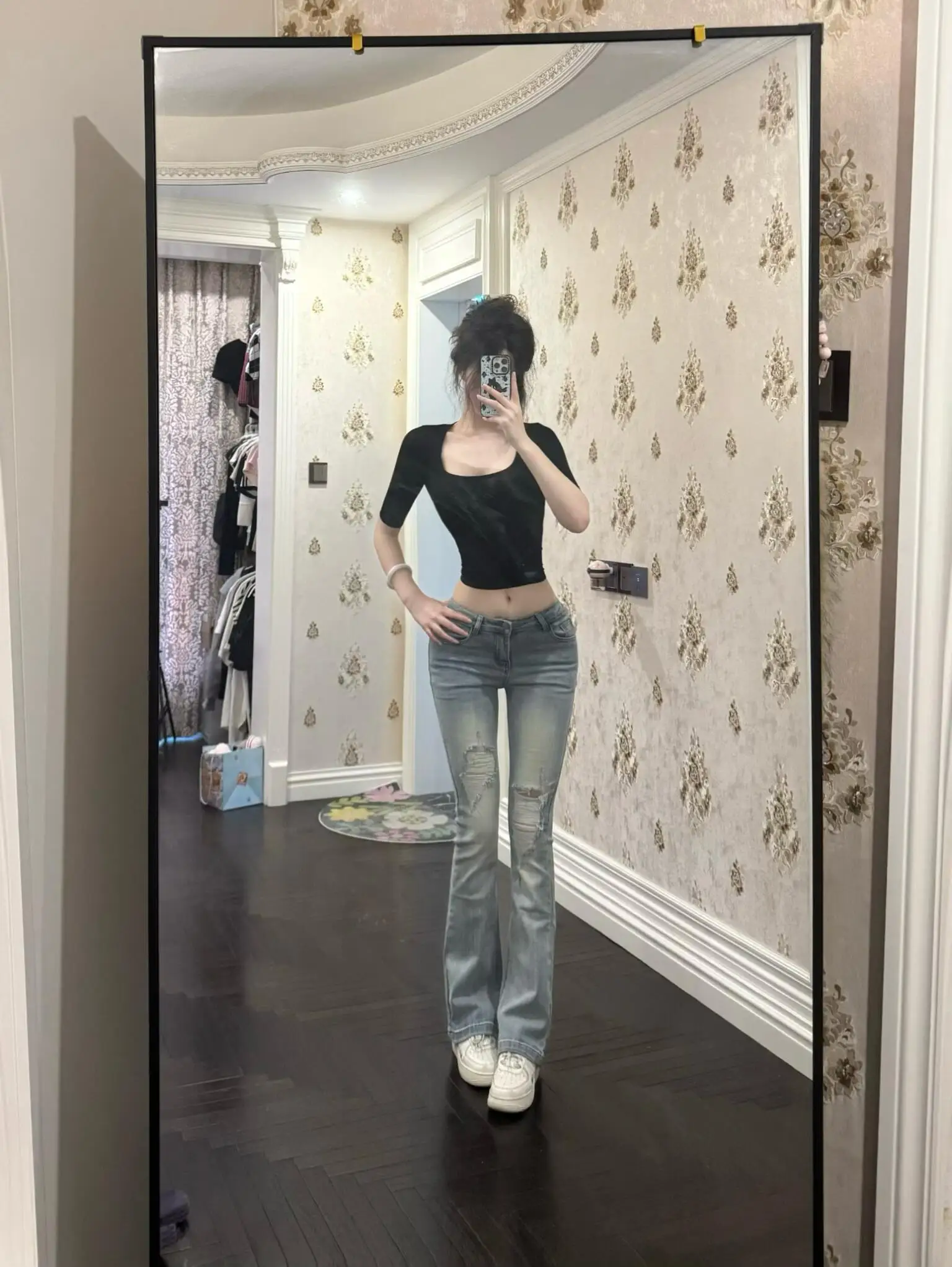 

Женские джинсы-клеш в стиле ретро с эффектом потертости, с высокой талией, подчеркивающие бедра, с винтажным дизайном и рваными деталями