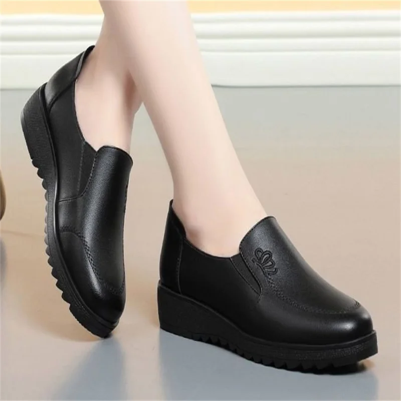 2026 New Fashion Versatile Women Flat Shoes Soft Sole Anti-slip Comfortable Leather Work Shoes