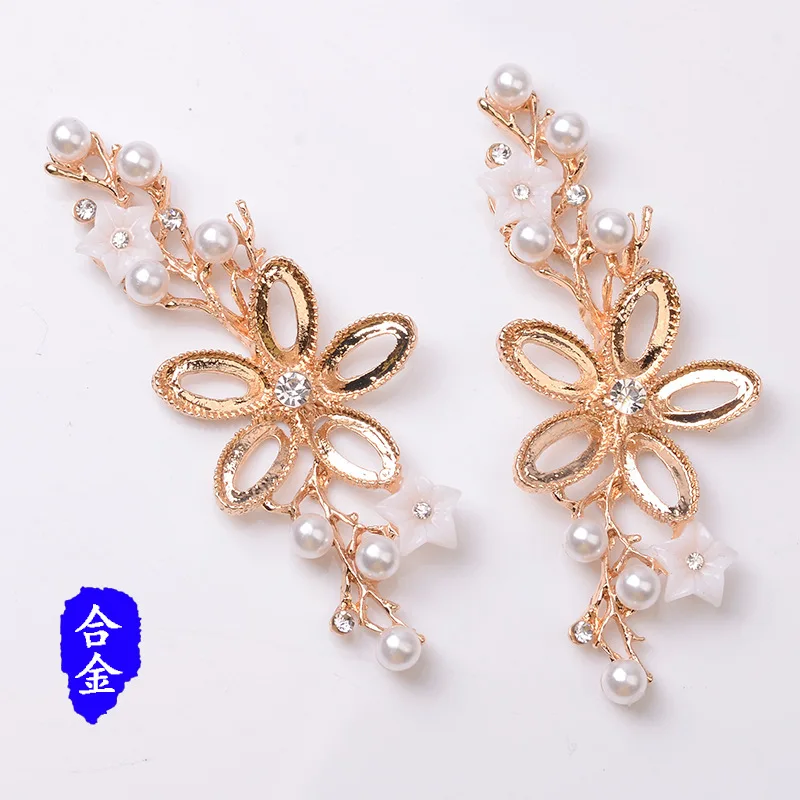 

Новые материалы для рукоделия: жемчужные и стразовые украшения для волос, свадебные аксессуары, фурнитура для вееров, аксессуары из сплавов.