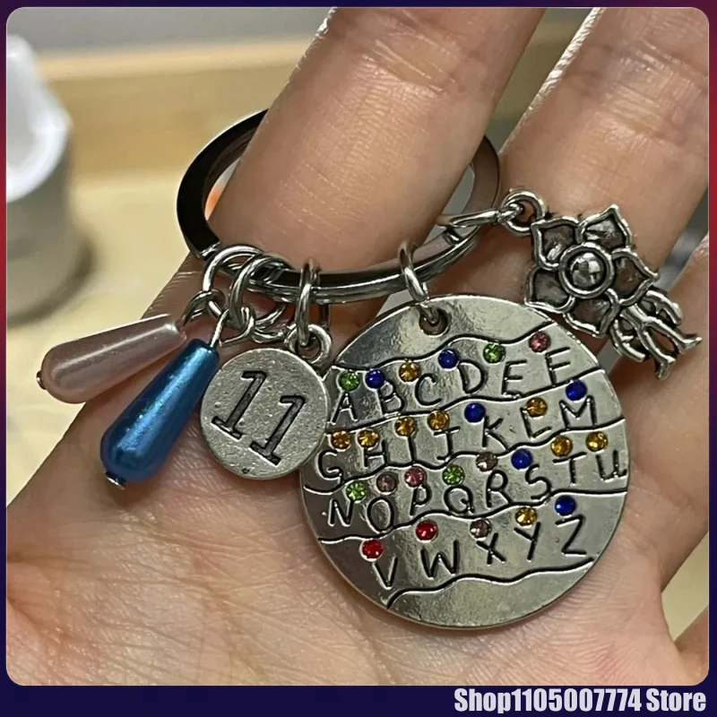 Llavero con alfabeto inglés de la película Strange Things, periféricos de película, 26 letras circulares del alfabeto punteadas con diamantes de imitación
