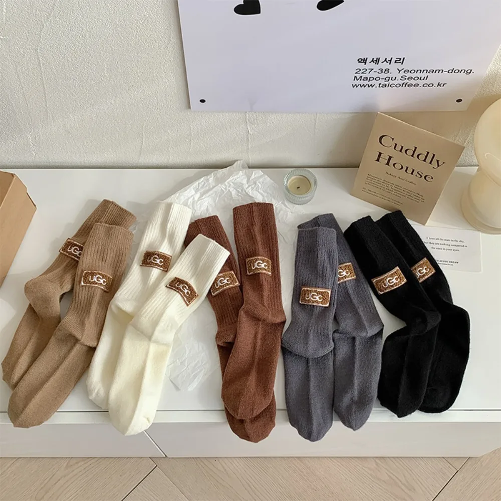 Chaussettes en velours chaud pour l'automne et l'hiver, ligne optique épaissie, chaussettes mi-tube, chaussettes de botte de neige à talon carillon, étiquette en fourrure, Ins, nouveau, 2024