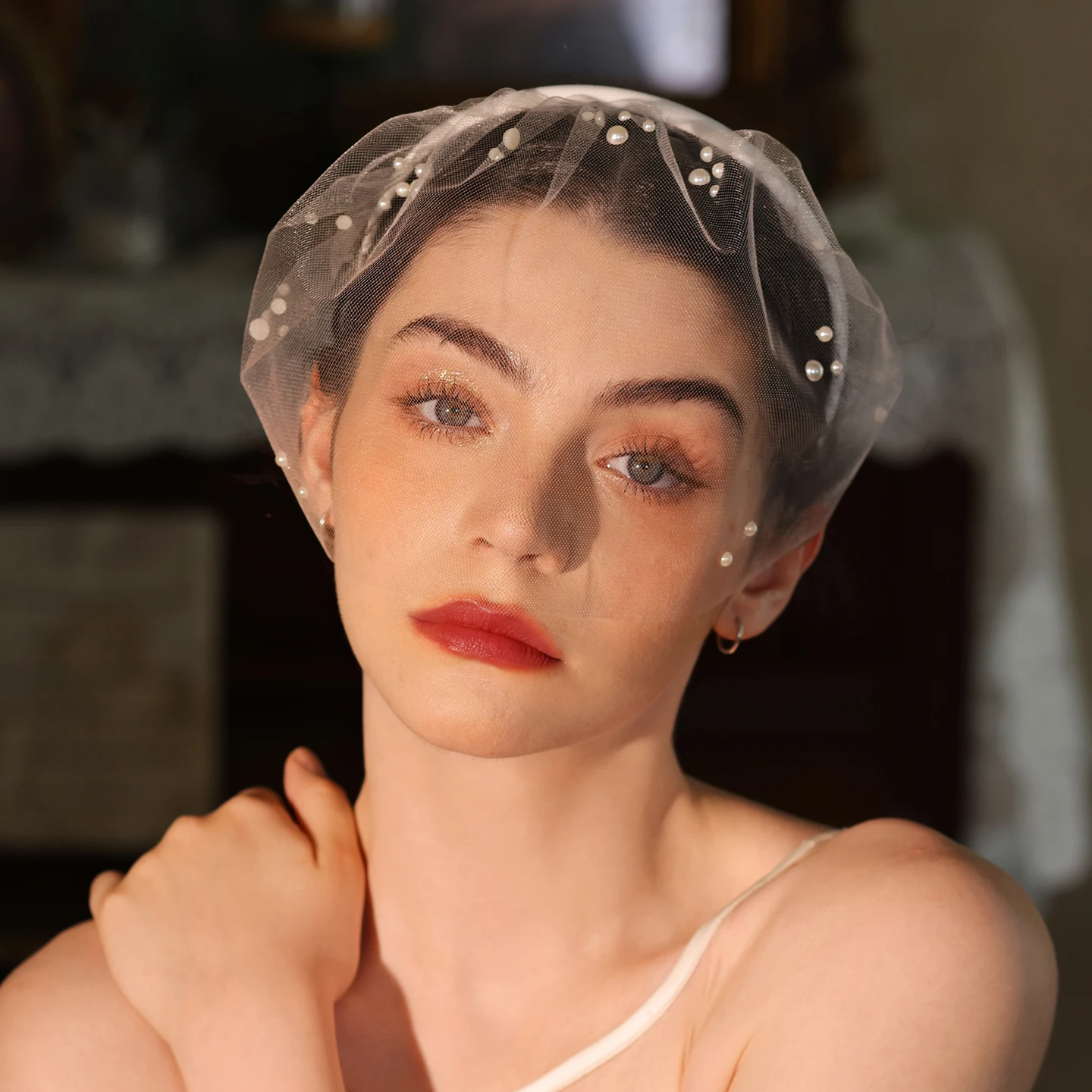 

V512 European and American Style Veil for Brides Small Veil Handmade Half Bead Mesh White Headband Evening Party Photo Headwear