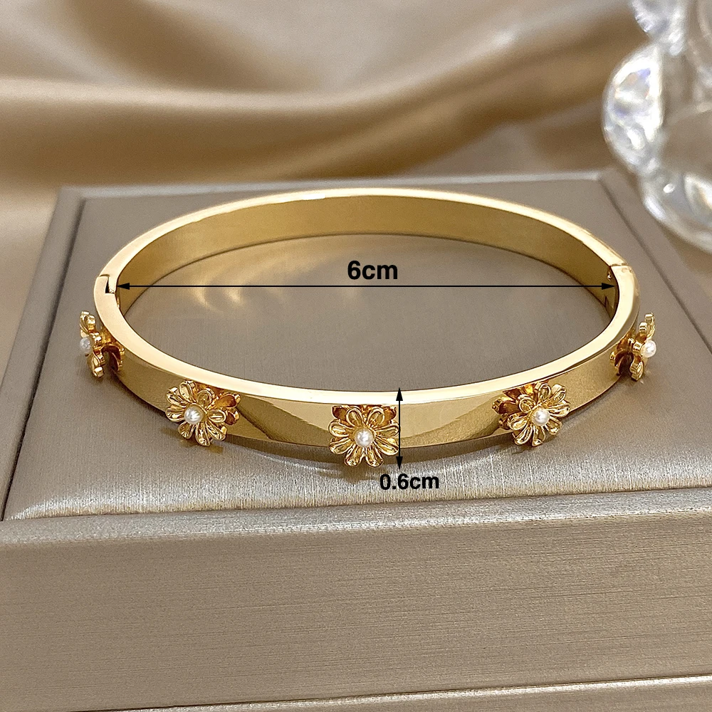 أساور أساور من الفولاذ المقاوم للصدأ مطلية بالذهب اللامع للنساء، سوار معصم عصري على شكل زهرة اللؤلؤ، مجوهرات مقاومة للماء