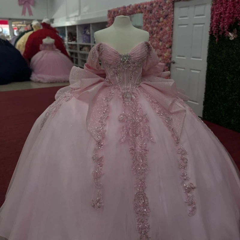 

Розовые блестящие платья Quinceanera с открытыми плечами и аппликацией из кружева с бисером и бантом из тюля Бальное платье Vestidos De 15 Anos Sweet 16 Dress