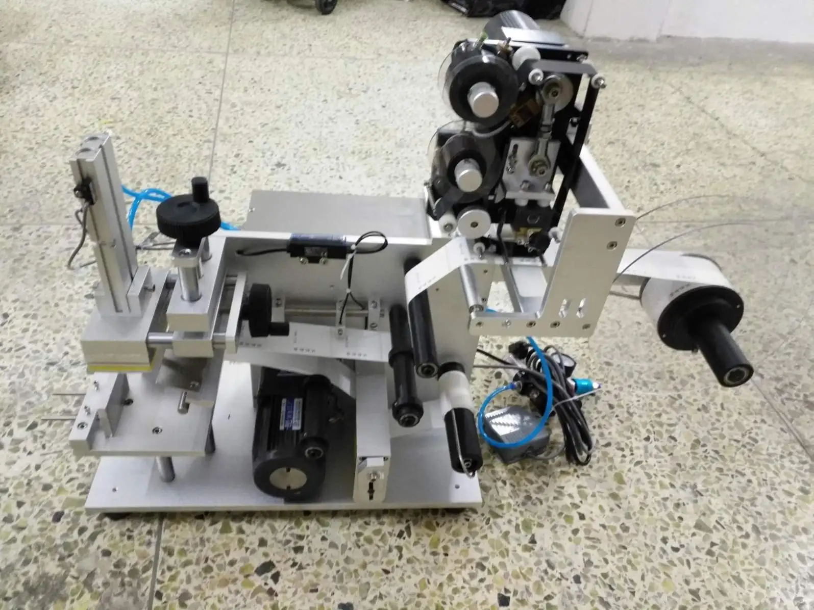 

Semi-Automatic Table-Top Electric Manual Flat Side Square Bottle Labeling Sticker with Date Printing Labeling Machine