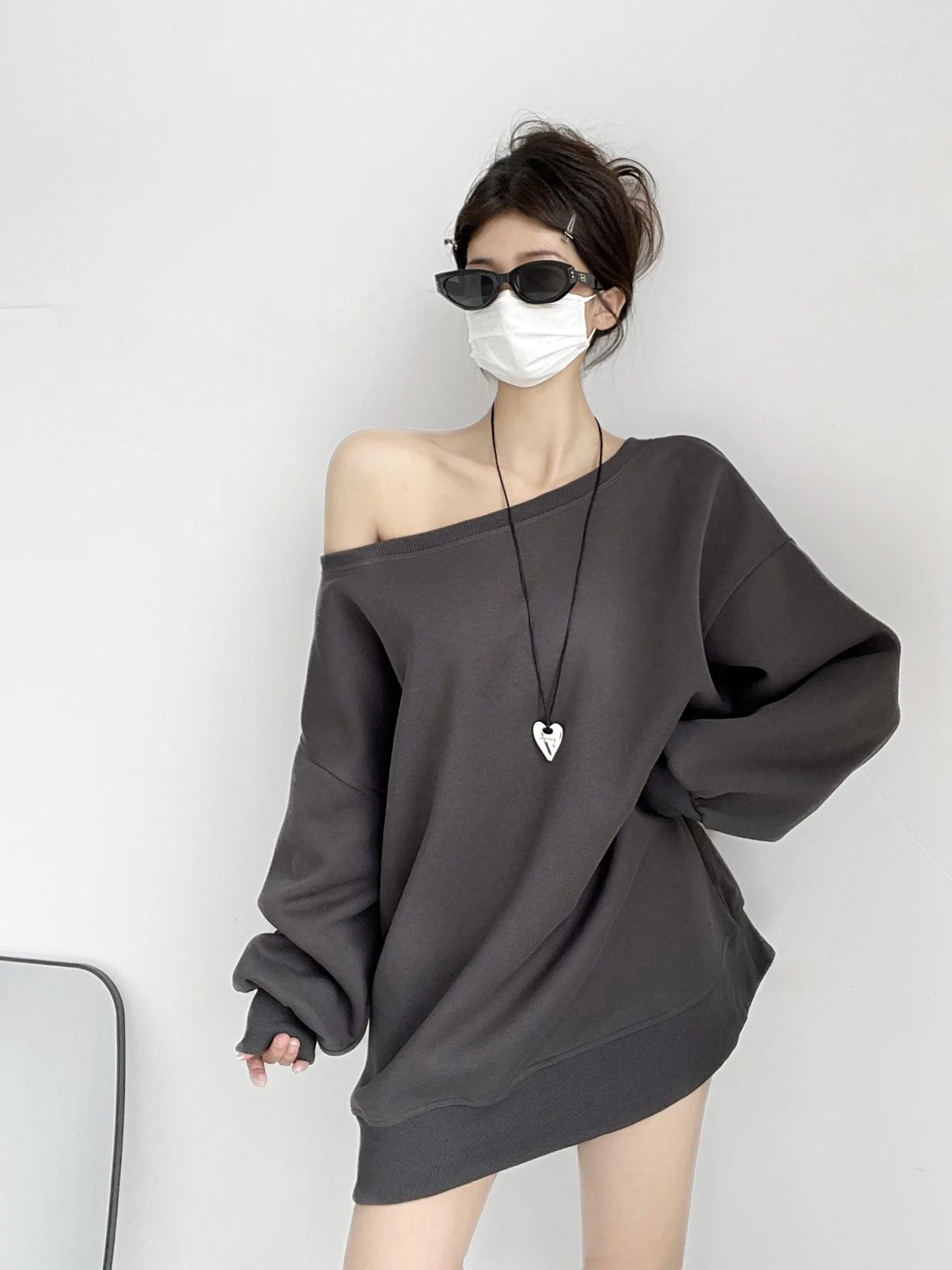 

Модный свободный свитшот с длинными рукавами и открытыми плечами для женщин, весенне-осенний, в уличном стиле, повседневный топ, синяя куртка