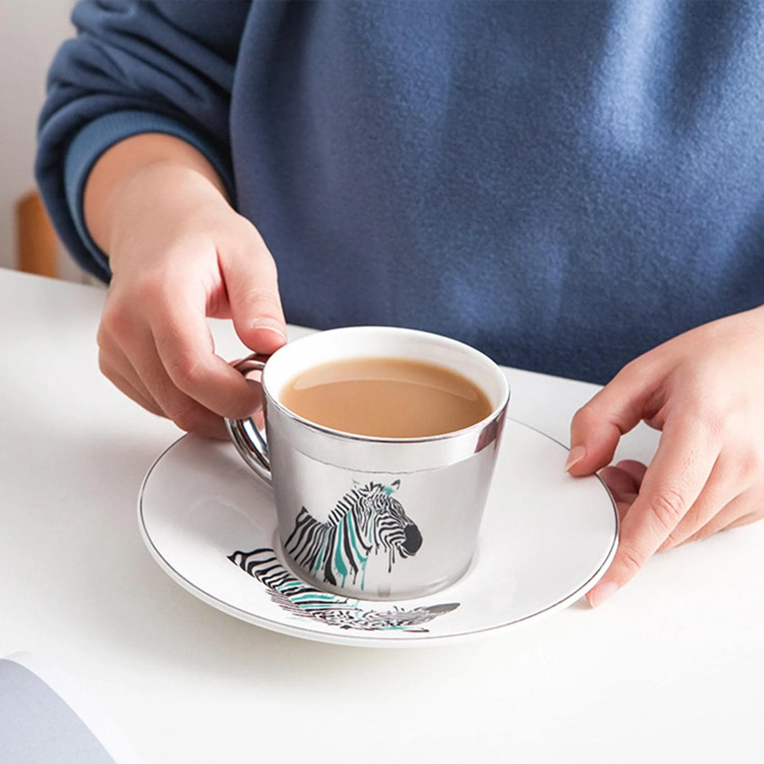 

hetic, Sleek and Contemporary Ceramic Coffee Cup and Saucer Set, High-End Coffee Set with Anamorphic Design and Reflective Finis