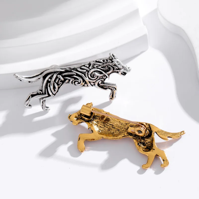 Retro and domineering men\'s wolf head brooch made of old electroplated alloy suit jacket with personalized animal wolf pins