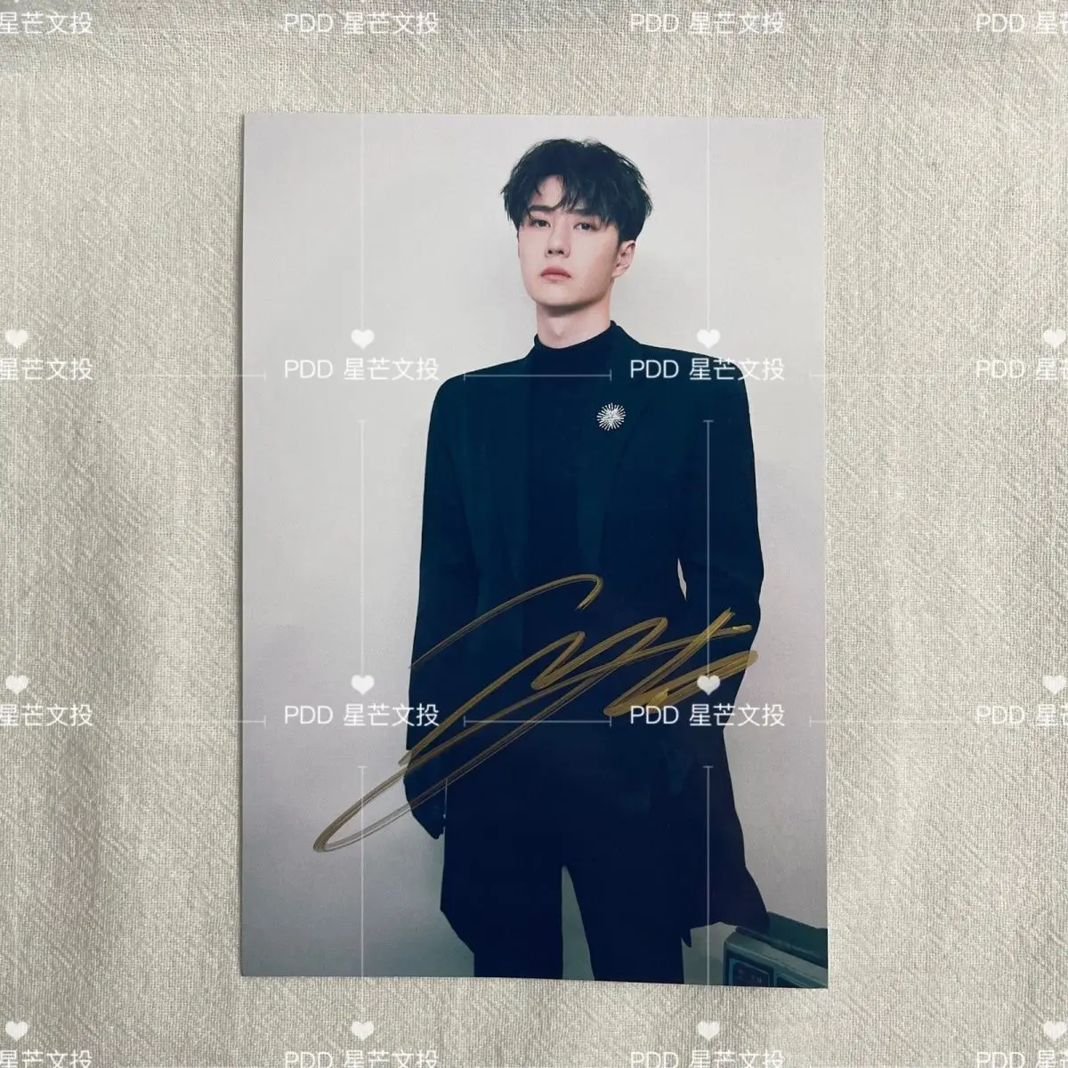 Weibo Night, Wang Yibo personally signed promotional photos with a 6-inch non printed birthday gift for classmates and friend