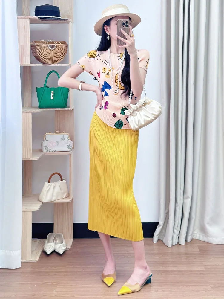 

Летний комплект для похудения с абрикосовым принтом: топ с коротким рукавом и плиссированная юбка от Sanza Artistic, полиэстер, круглый вырез.