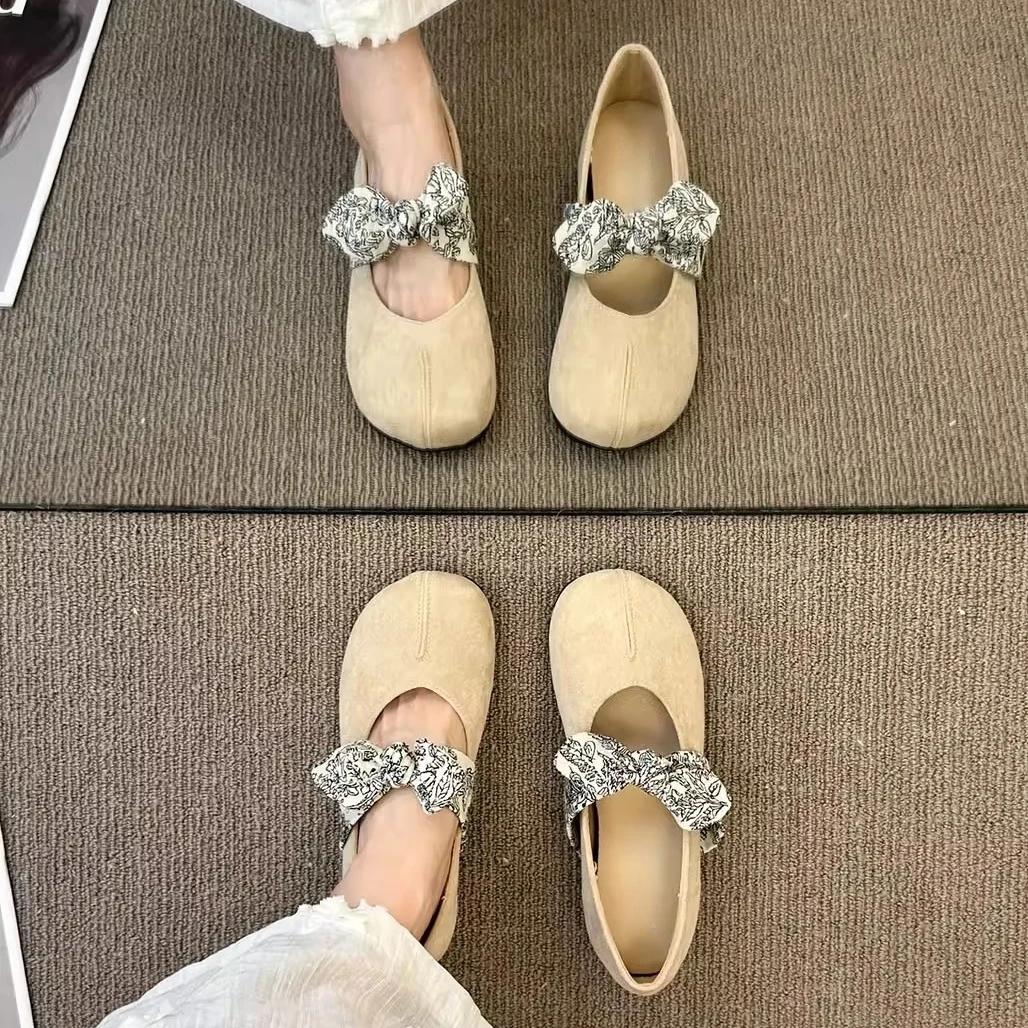 Sapatos retrô de fundo plano mary jane sapatos femininos primavera e verão novo estilo camurça branca boca leve sapato único