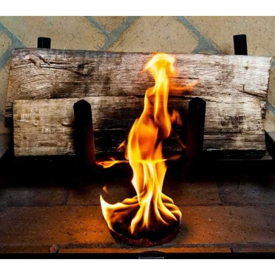 Vžigalnik za ogenj v uporabi pod lesom