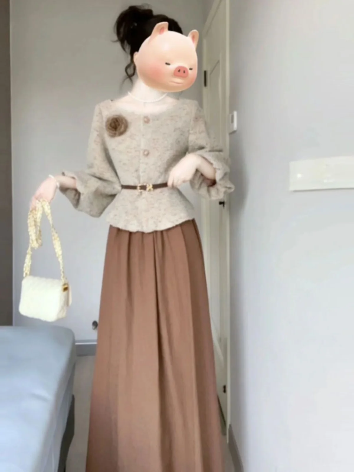 

Элегантный комплект из двух предметов: топ и юбка миди. Весенняя мода, премиальный вид, готовый образ.