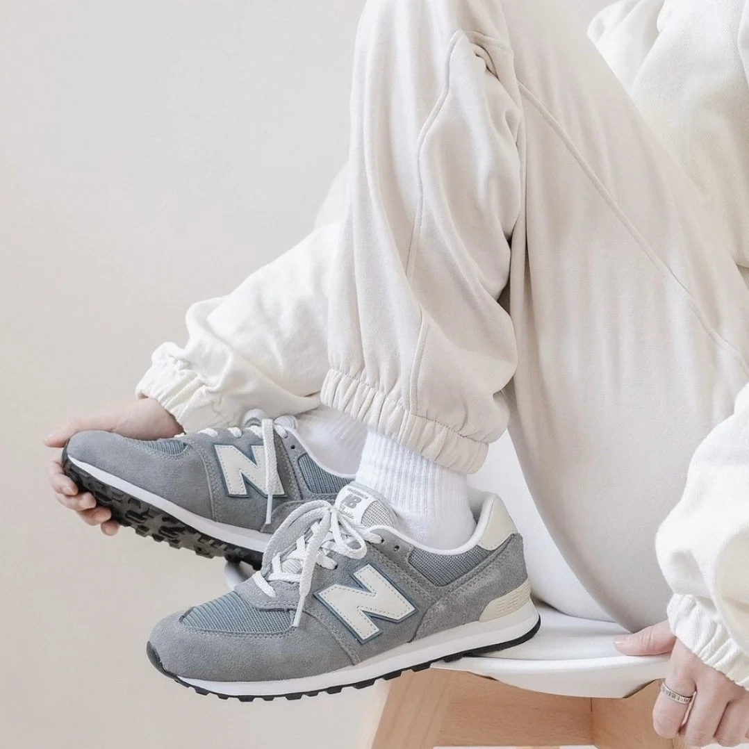 حذاء جري كاجوال New Balance NB 574 v2 كلاسيكي ريترو قابل للتنفس ومنخفض الرقبة للرجال والنساء، رمادي أسمنتي