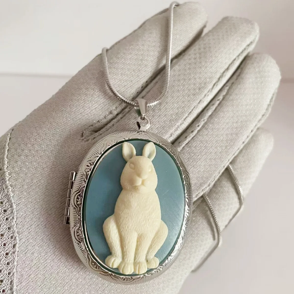 

MITTO FASHION JEWELRIES AND HIGH-END ACCESSORIES STAINLESS STEEL CHAIN RABBIT CAMEO OVAL LOCKET VINTAGE NECKLACE FOR WOMEN