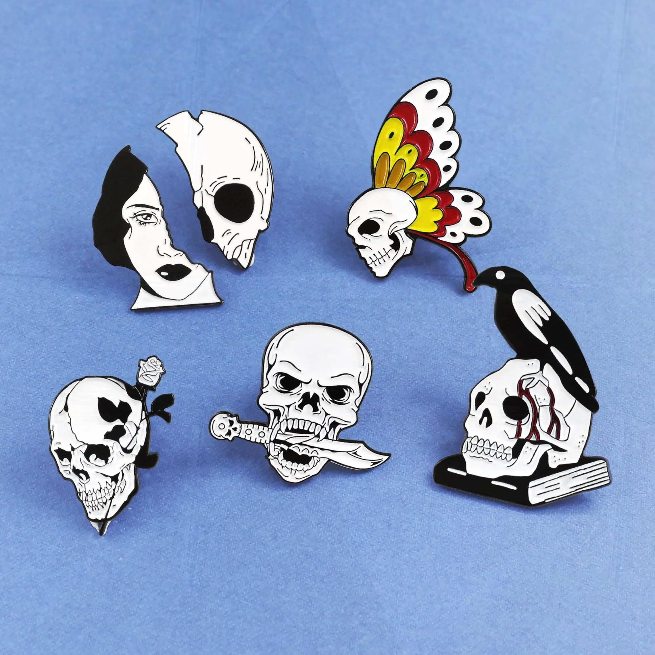 Broche de calavera de amor y muerte, alfileres de solapa de Calavera, insignias, joyería de Calavera, Pin de esqueleto de calavera blanco y negro, mariposa, rosa, cuchillo, Cuervo