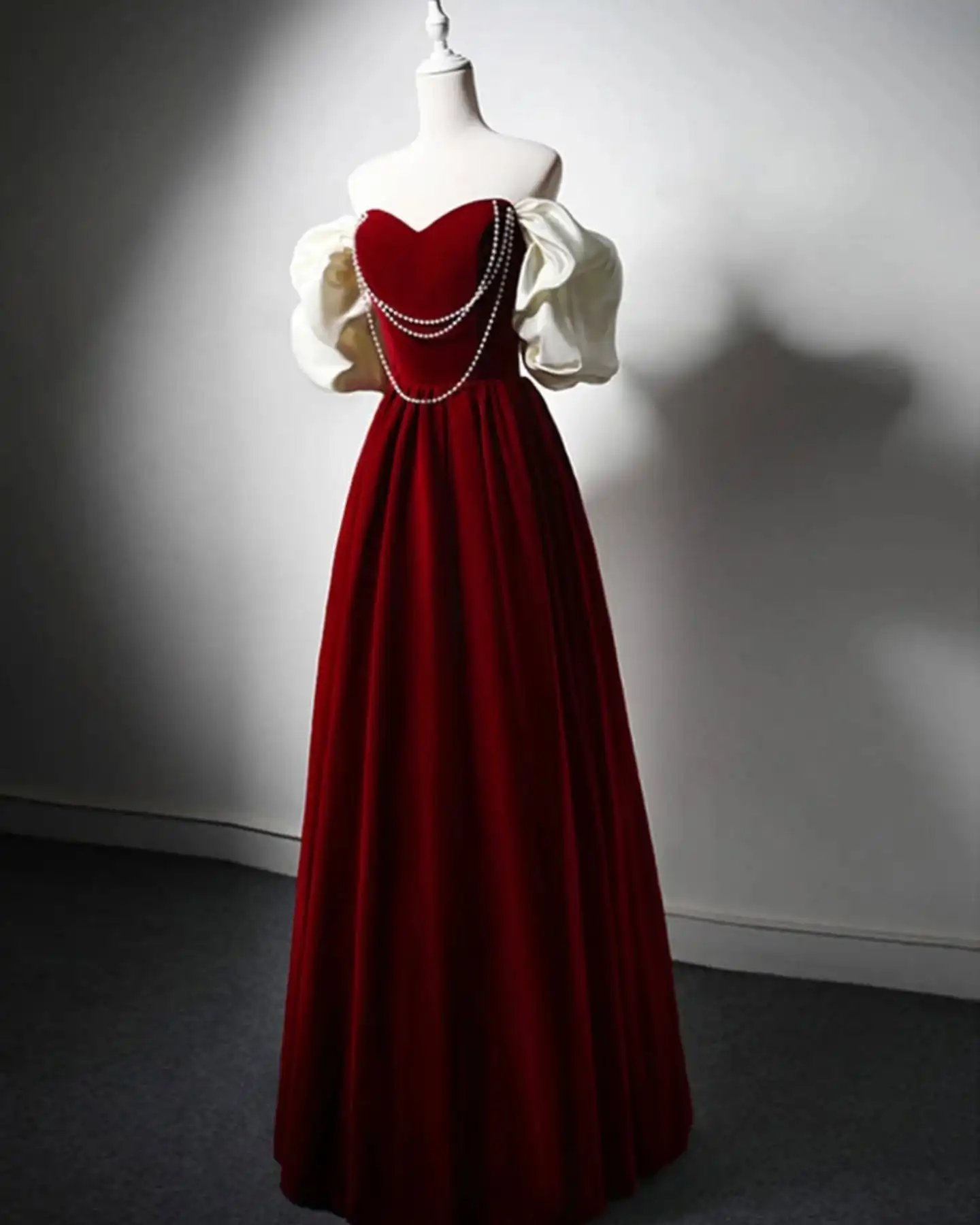 

Customized Graceful Velvet A-Line Off the Shoulder Beading Pearls Evening Dress High QualityShort Sleeves Sweetheart Party Gowns