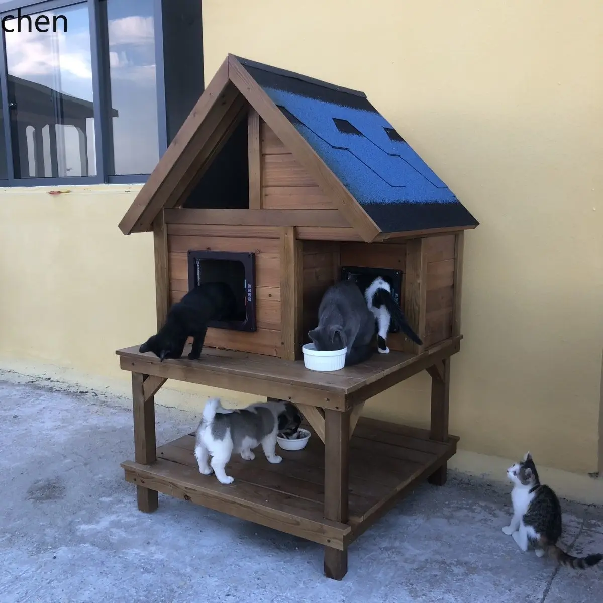 

Универсальный уличный домик-лежанка для кошек на все сезоны: зимний утепленный, всепогодный, водонепроницаемый.