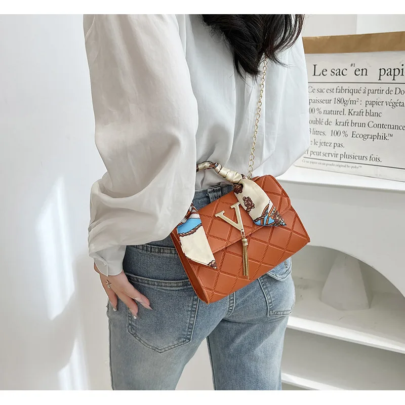 

New Fashionable Niche Square Pattern Embossed Decoration PU Leather V-shaped Tassel Chain Single Shoulder Small Square Bag