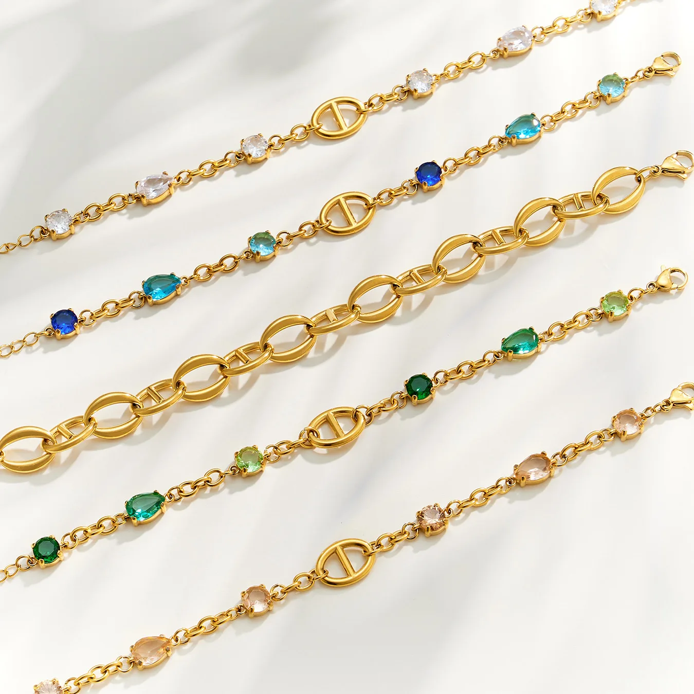 Zierliches Edelstahl-Kettenarmband, 18k vergoldete Armbänder, Schweinsnase-Charm-Armband, farbige Zirkon-Armbänder für Damen – Detail 9