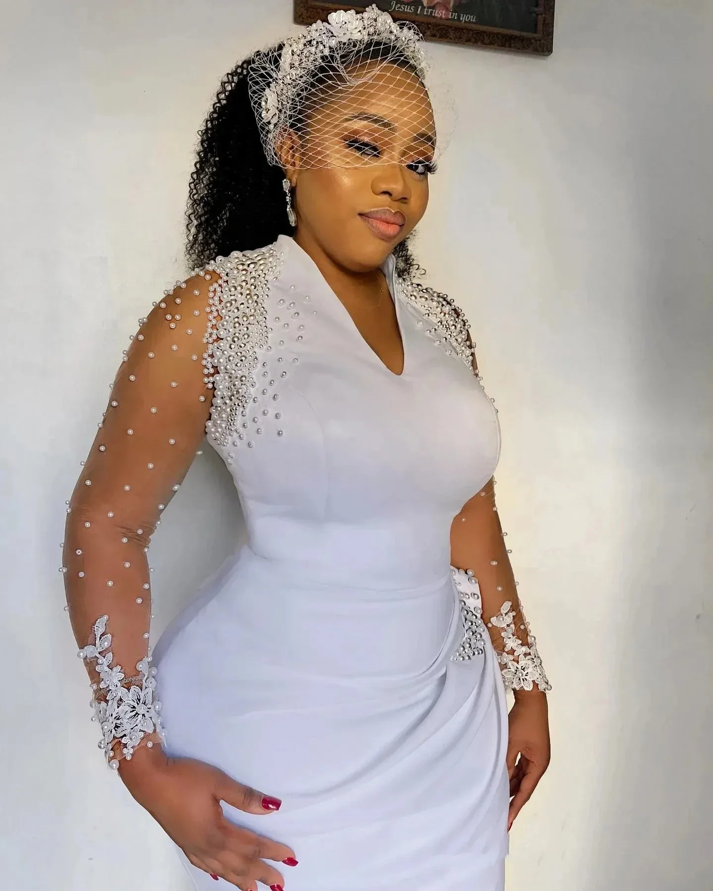 مخصص جديد فاخر اللؤلؤ صائق اللؤلؤ الديكور فستان الزفاف بأكمام طويلة الساتان فستان قصير الخامس الرقبة فستان رقص حفلة رسمية