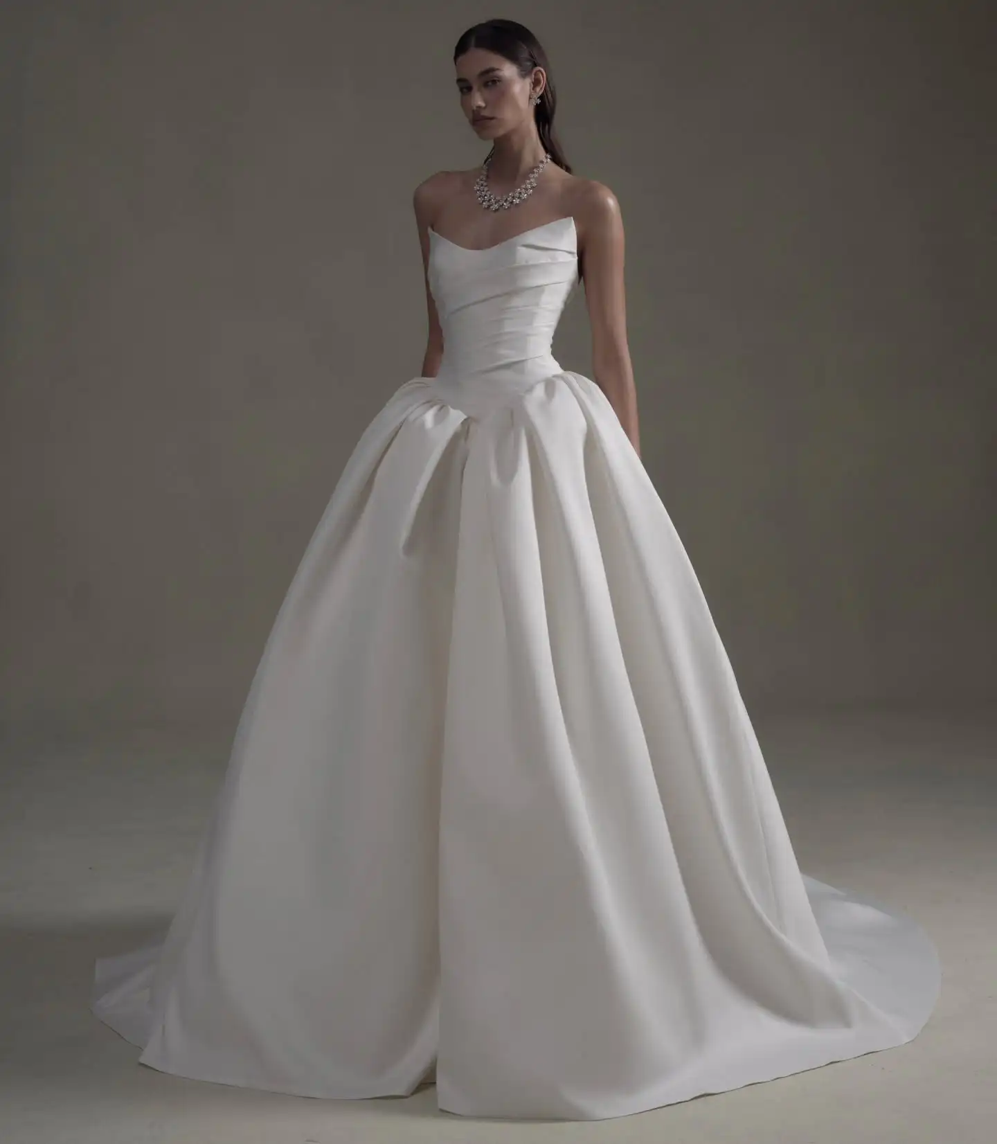 

Customized White High Quality Satin Wedding Dress Strapless Sleeveless Classic Temperament Bridal Party Delicate Bridal Gowns