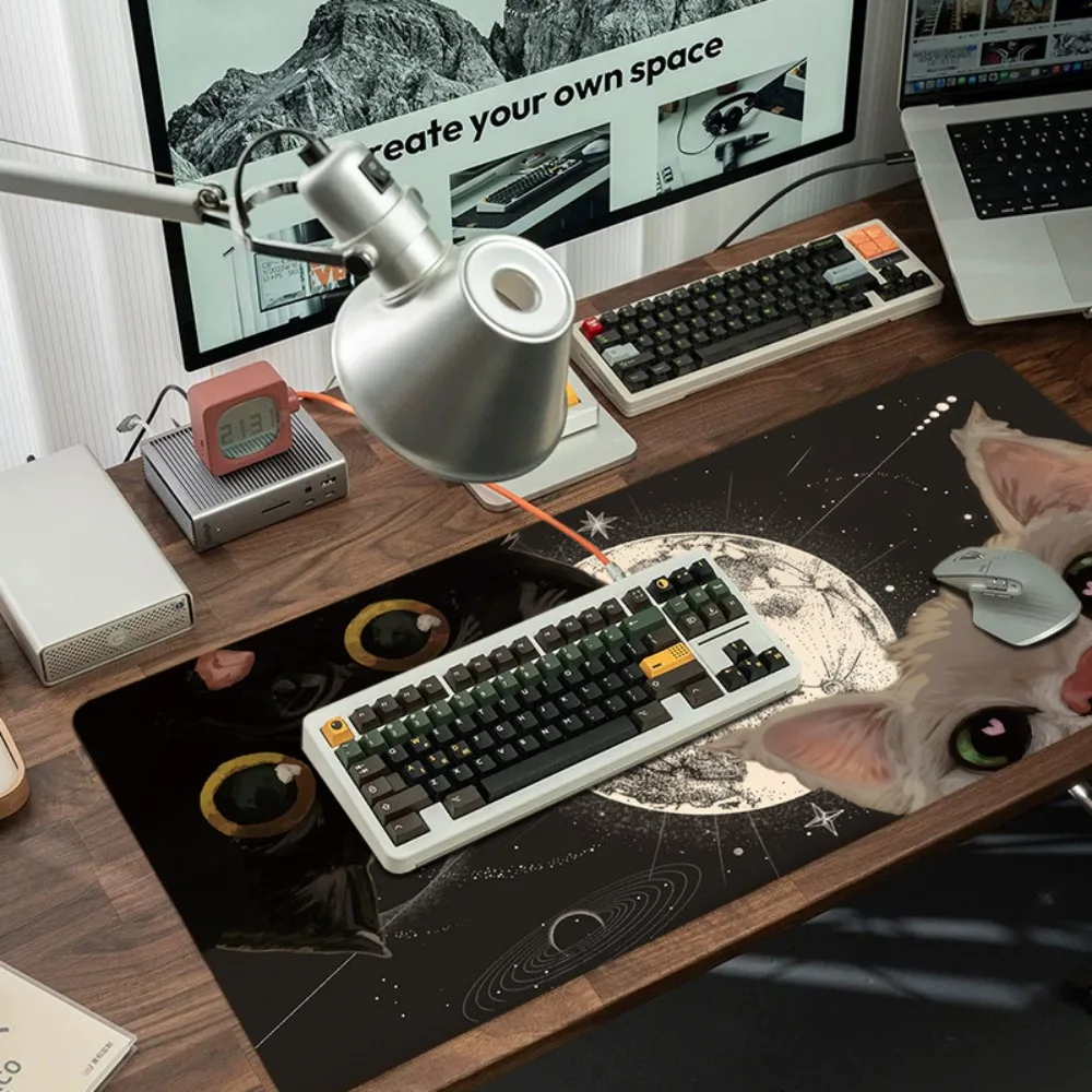 It presents a cute design of a cat desk accessories desk organizers and trays alfombrillas para escritorio alfombrillas gaming