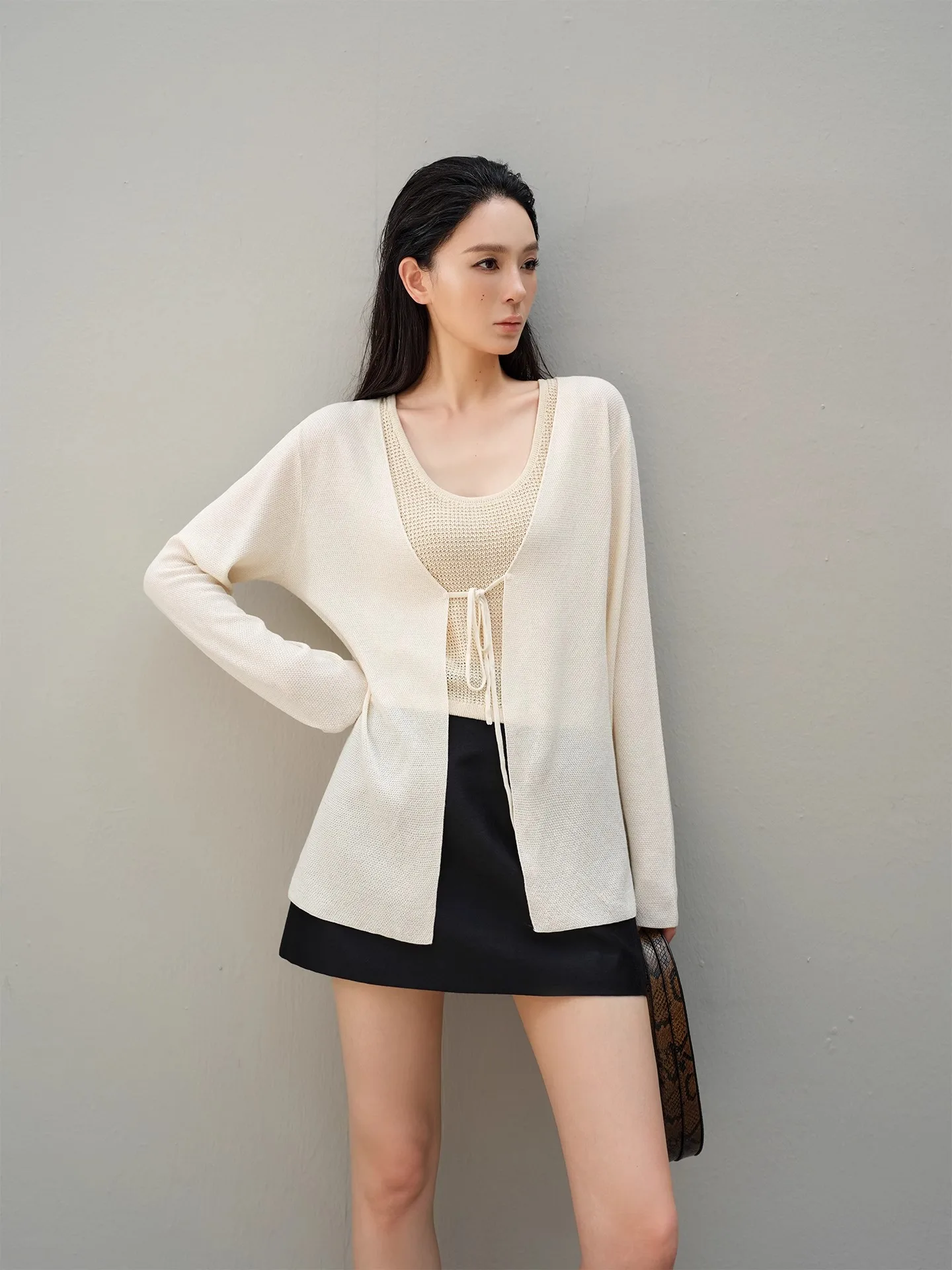 

Летний дышащий шелковый вязаный кардиган ZhouMiao с защитой от солнца, женский, стандартный крой, длинный рукав, V-образный вырез, тонкий, из смесового хлопка