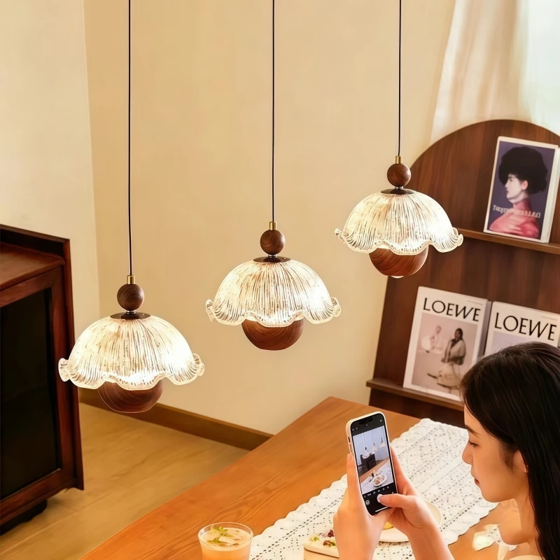 Nordic Creative Small Chandelier French Retro Bed Light Living Room Dining Room Bedhead Decoration LED Pendant Light