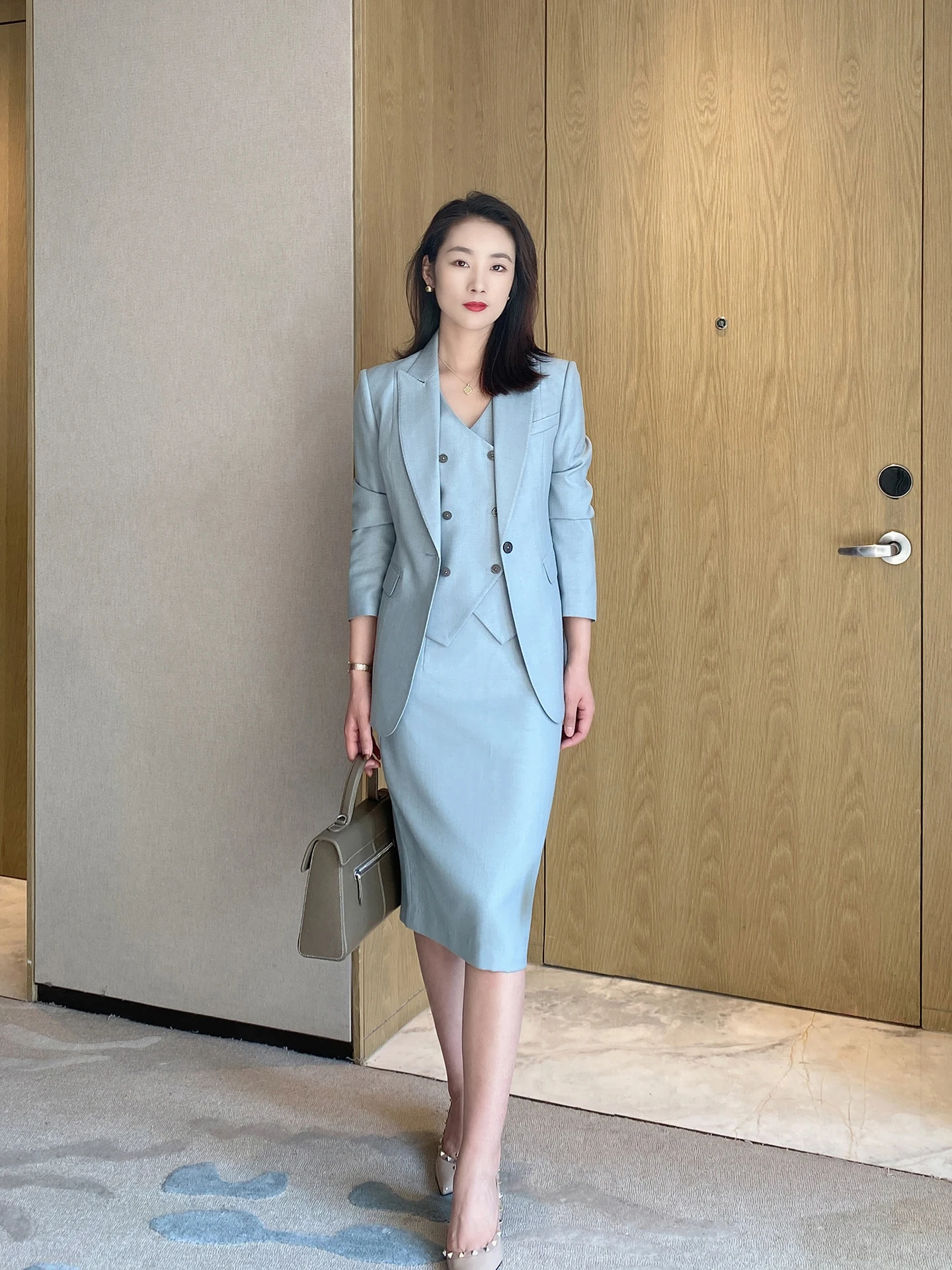 

Elegant Slimming Suit Vest And Skirt Set for Women Professional Host Commute Wear Spring 2026 Long Sleeve Polyester