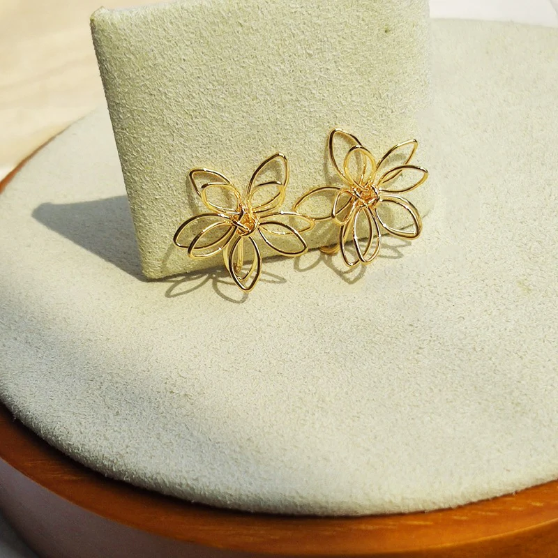 Gold Color Lotus Women\'s Stud Earrings Handmade Hollow Flowers Small Earring Brincos boucle d\'oreille fashion jewelry bijoux