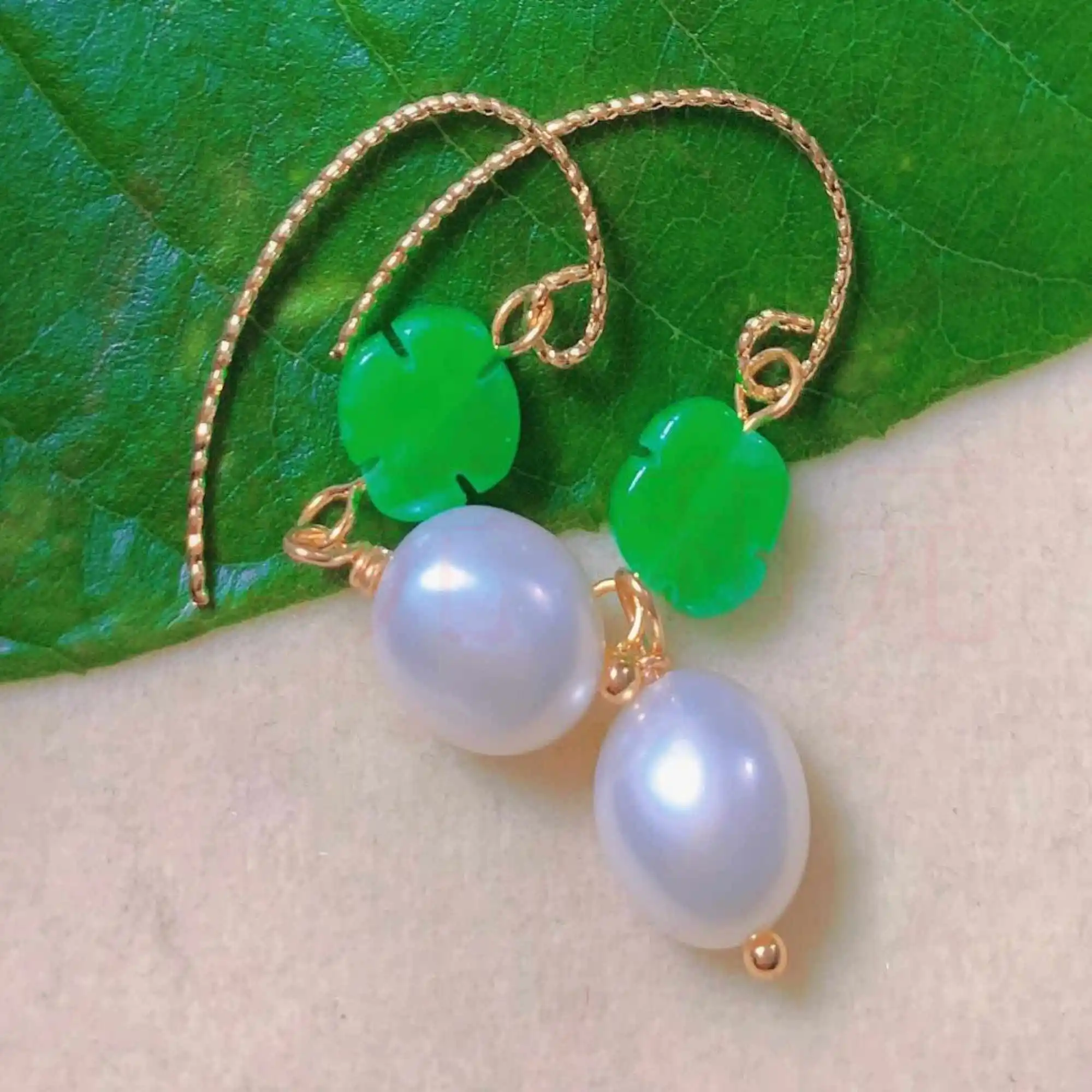 White eggshell pearl green jade sculpture gold earrings Handmade Dangling Women Hoop Gold Meisje Stud Clip-on Jewelry