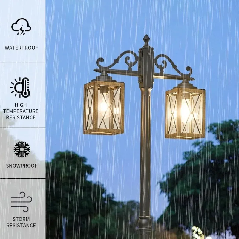 أثاث الحدائق تصميم مبتكر من الغسق إلى الفجر أضواء عمود المصابيح الخارجية مع منفذ GFCI، ضوء شارع المزرعة برأس مزدوج