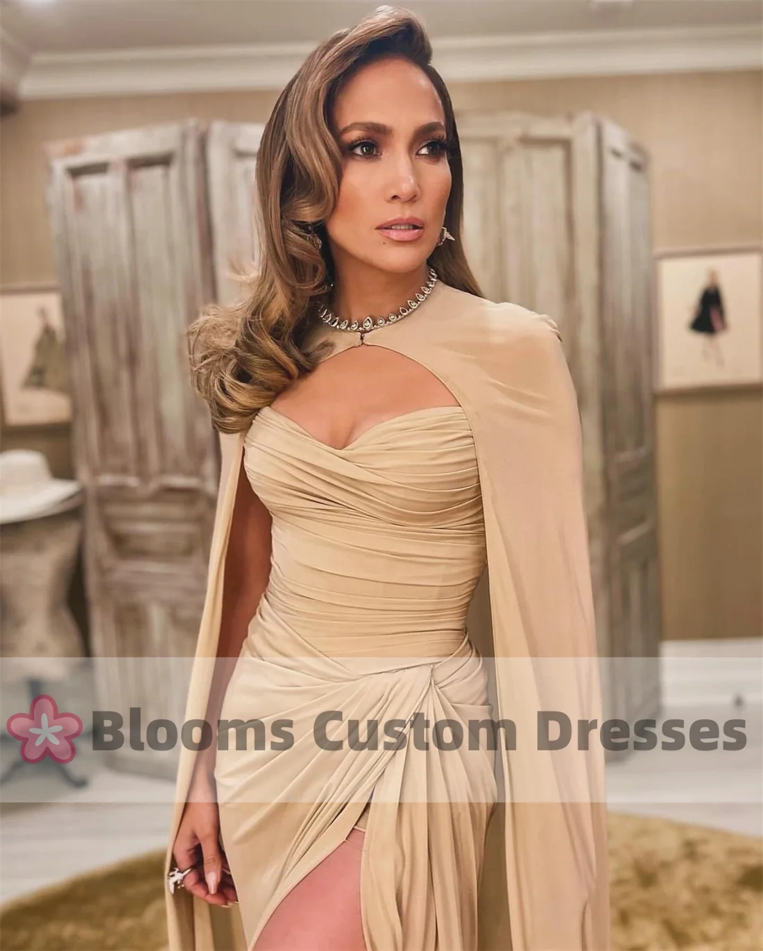 Blooms Elegantes, schlichtes Champagner-Rüschen-Abschlussballkleid für formelle Anlässe mit Umhang, lange Abendparty-Kleider