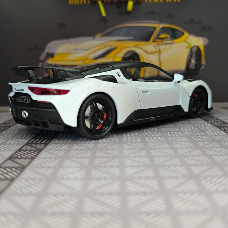 Modelo de coche de aleación Maserati GT2 a escala 1:24, puertas y capó del motor se pueden abrir, sonido y luces, regalo.