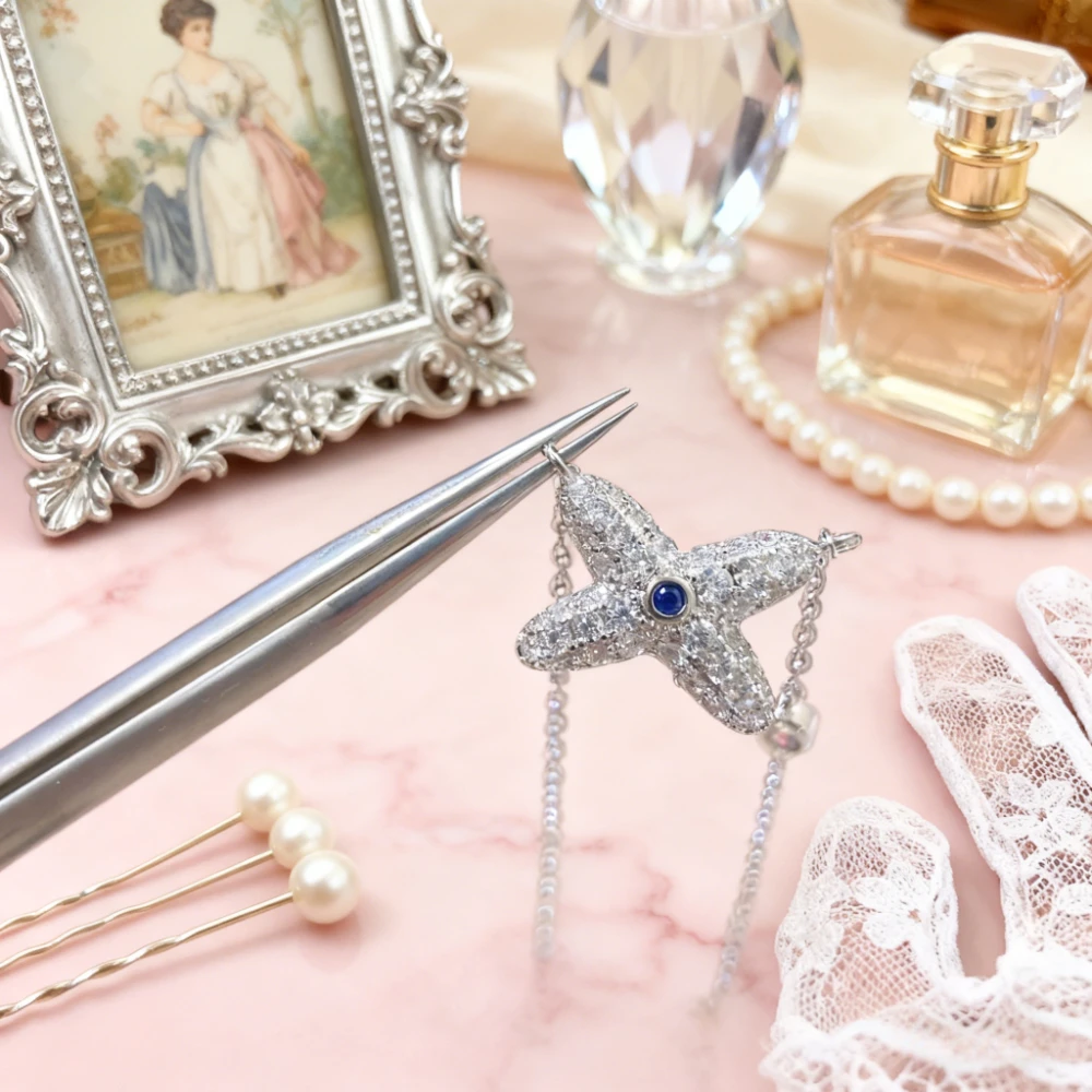 

Ювелирные изделия премиум-класса 2025 года, новое ожерелье с бриллиантовым крестом и голубыми глазами — модное, универсальное, высокая роскошь