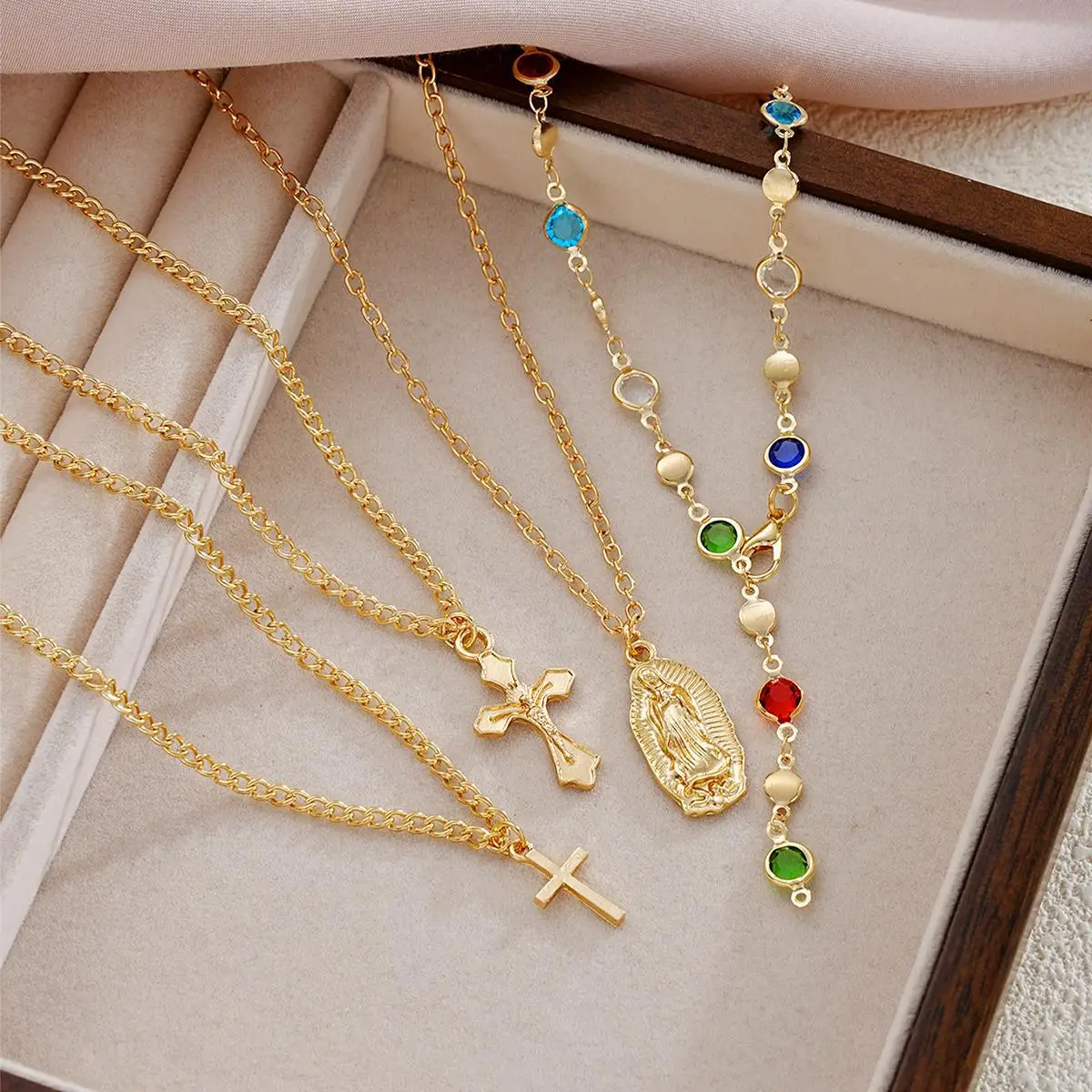 4 Stück, neues, farbenfrohes Set mit Kristall-Kreuz-Halsketten für Damen, schlichte, goldfarbene Y-förmige Halskette, modischer Schmuck für Partys. – Detail 4