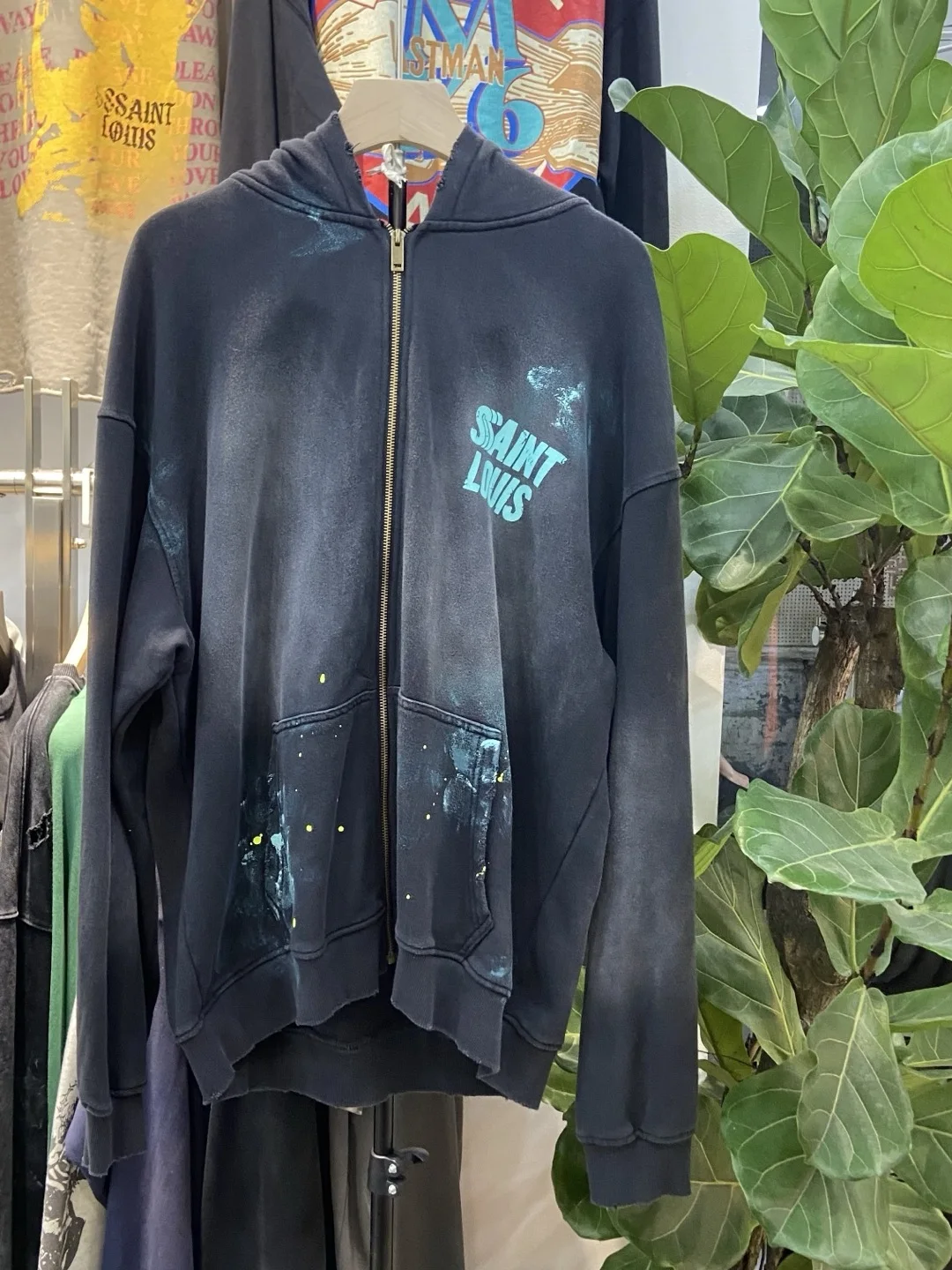 

Мужская толстовка с капюшоном в американском стиле ретро, на молнии с принтом чернил и изношенным дизайном, повседневная свободная посадка, длинная све